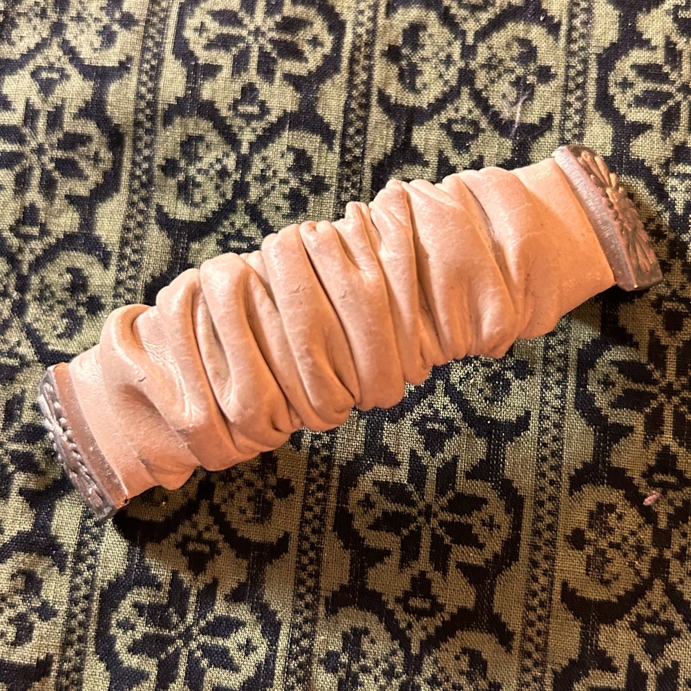 VTG 80s Cream Pleather and Metal Clip Hair barrette. Unbranded.